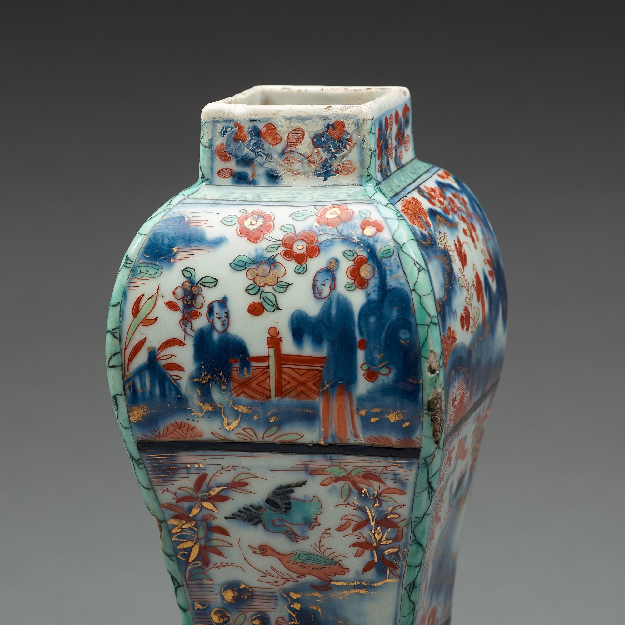 URNOR med LOCK, tre stycken, porslin. Qingdynastin, Kangxi (1662-1722).