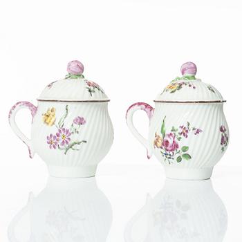 Cremekoppar med lock, ett par, rokoko, Mennecy-Villeroy, Frankrike, 1700-tal.