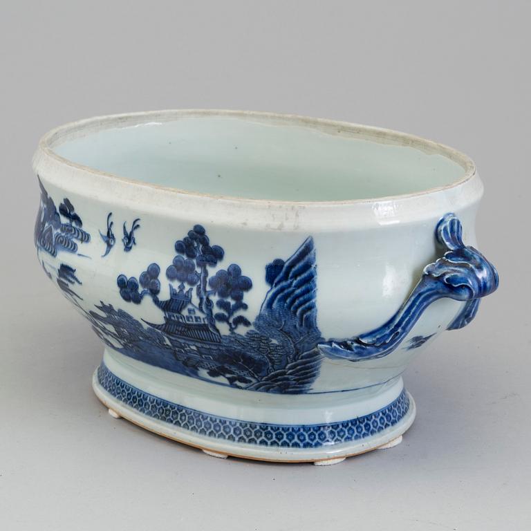 A blue and white tureen, Qing Dynasty, Qianlong (1736-95).