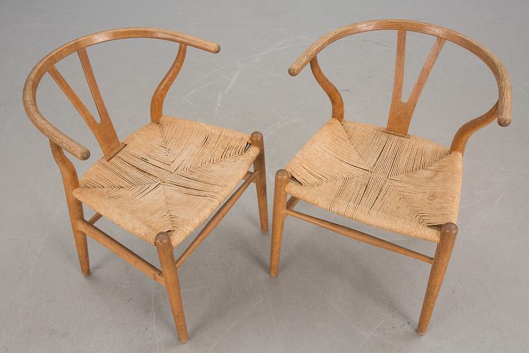 KARMSTOLAR, ett par, "Y-stolen", Hans J Wegner, etikettsmärkt Carl Hansen & Søn, Møbelfabrik Odense, 1970-talets början.