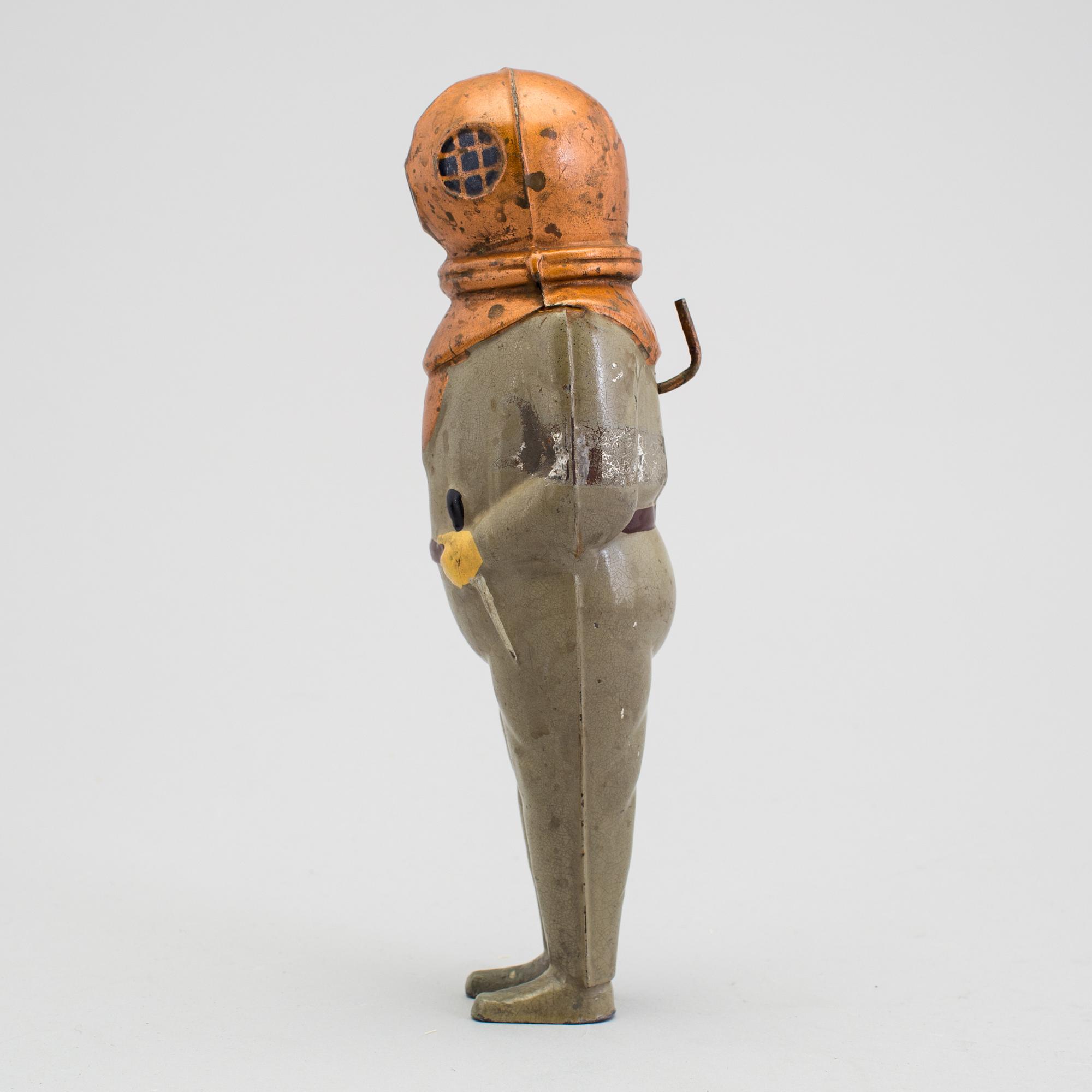 A tinplate deep sea driver by Bing Werke, Germany, 1920s.