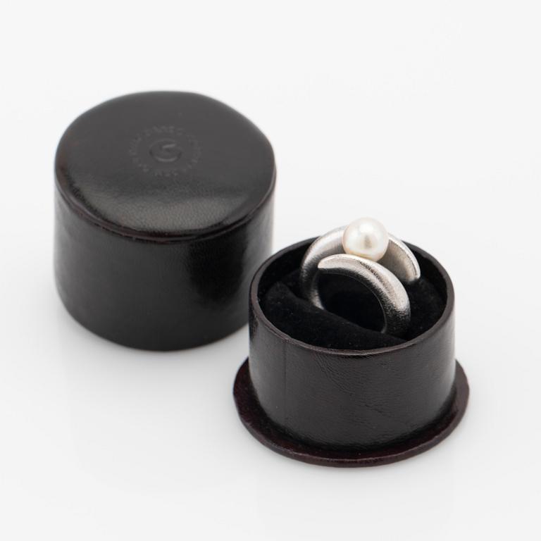 Ole Lynggaard, ring, 18k white gold with pearl.
