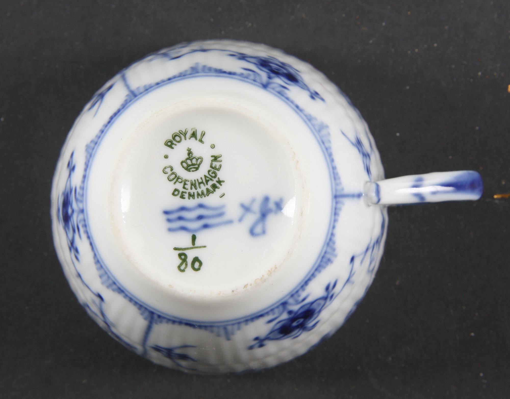 MAT-, TE- OCH KAFFESERVIS, 62 delar, porslin, "Musselmalet", Royal Copenhagen.