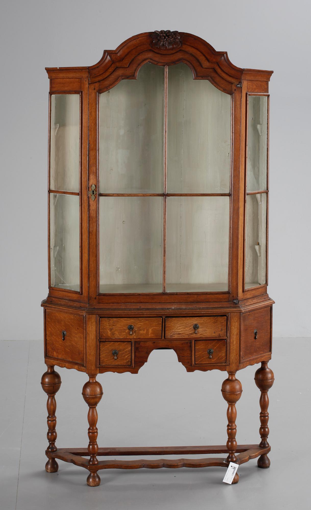 VITRINSKÅP, rokokostil.