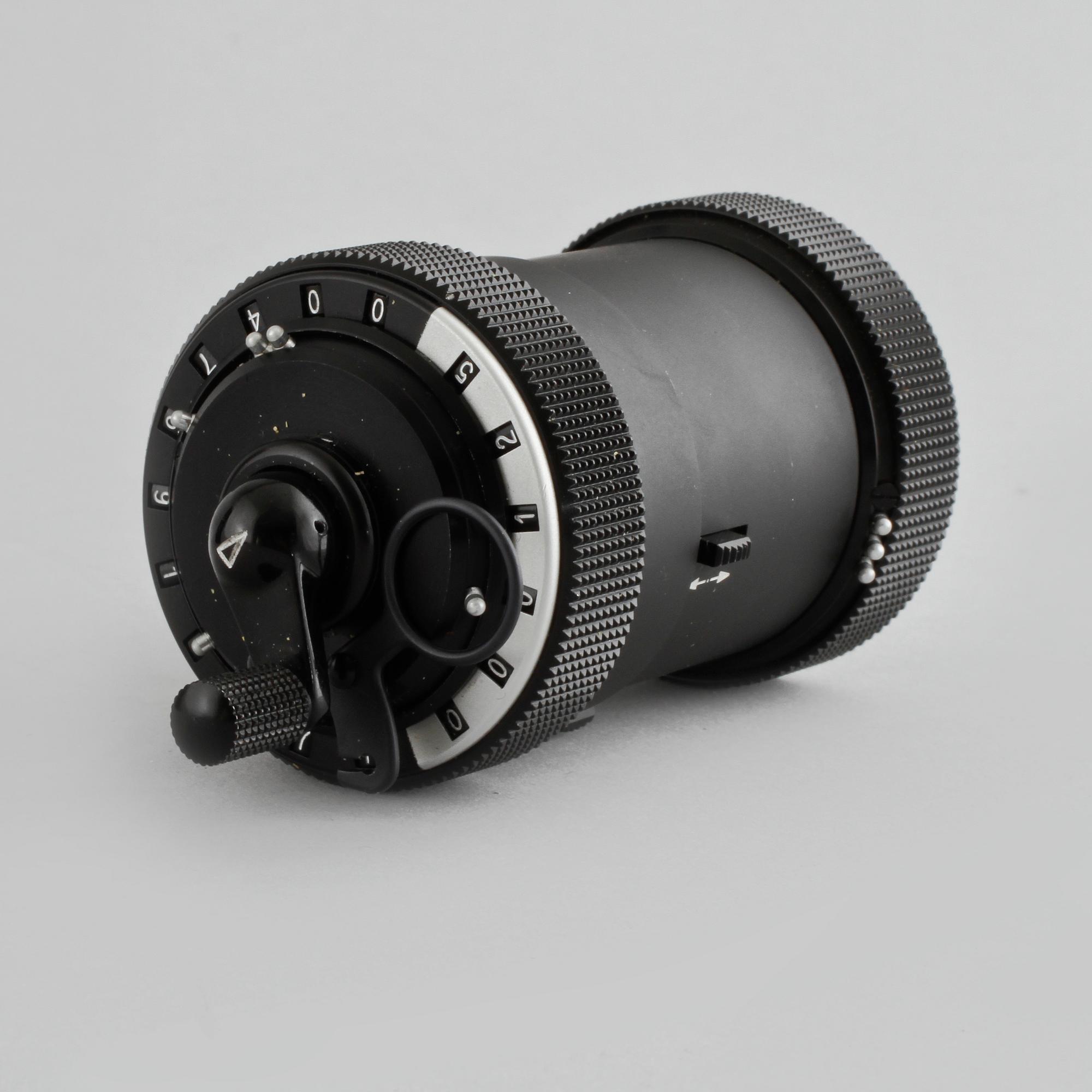 KALKYLATOR, "Curta, Type I", utvecklad av Curt Herzstark, tillverkad av Contina AG Mauren, 1956.