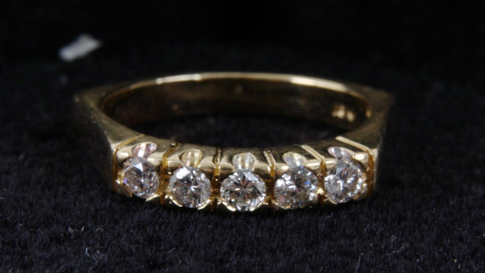 RING, 18K guld med 5 briljanter tot ca 0.50 ct.