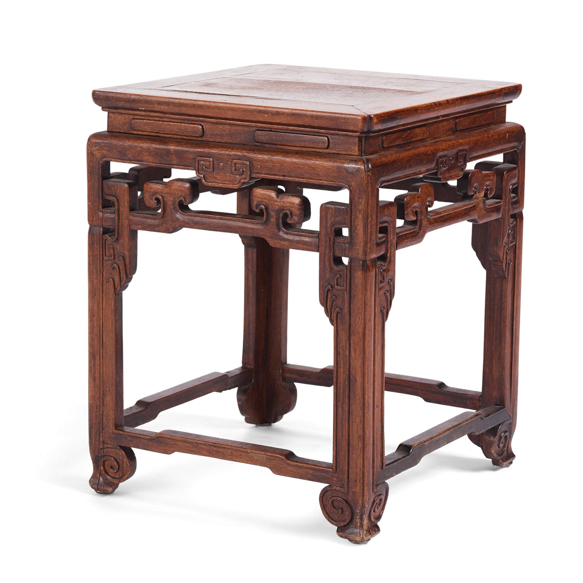 Bord/pall, hardwood. Qingdynastin, 1800-tal.