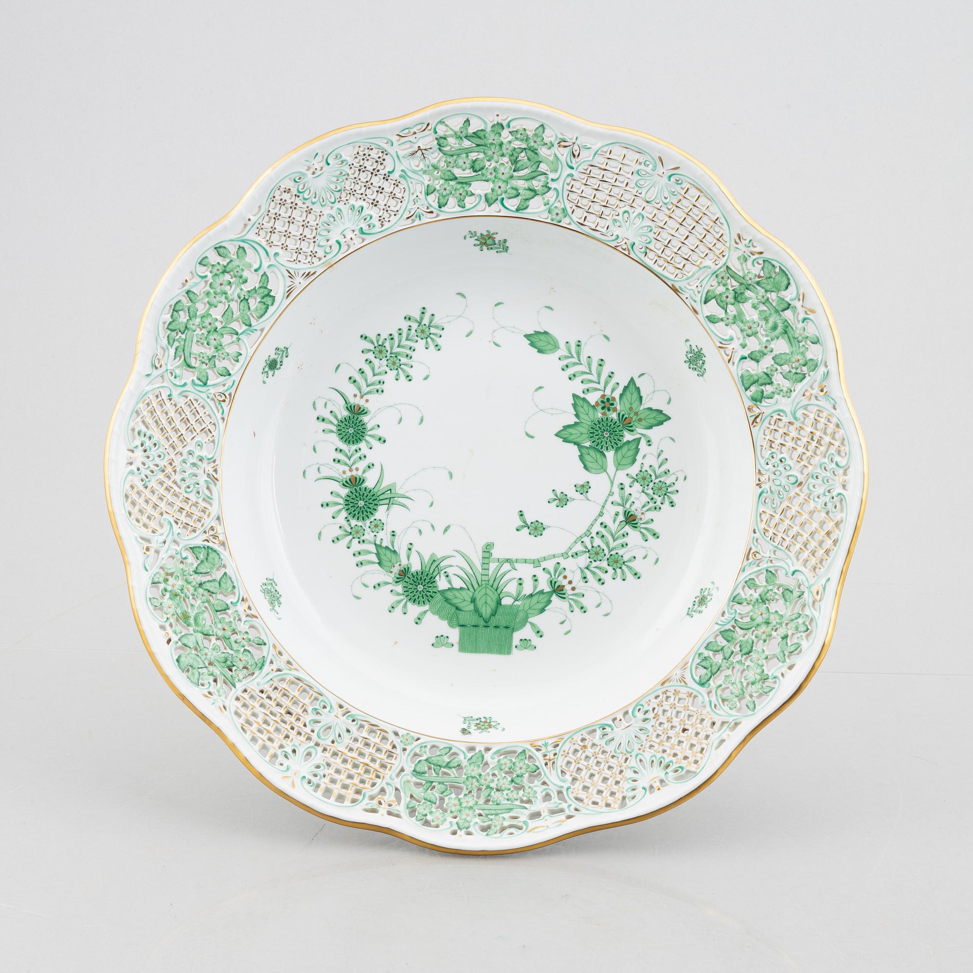 Stort praktfat, porslin, "Chinese Bouqet" / "Green Apponyi", Herend, Ungern 1900-talets mitt.