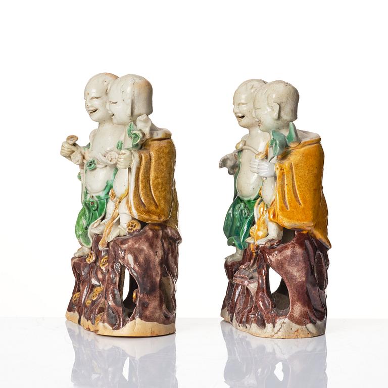 A pair of sancai glazed laughing boys, Qing dynasty, Kangxi (1662-1722).