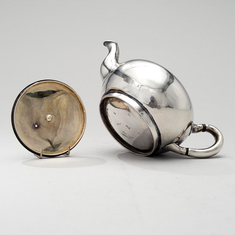 Tekanna silver, St:Petersburg 1863, Robert Kohun för Nichols & Plincke, vikt 326 g.