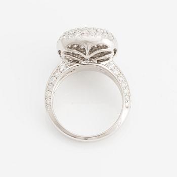 Ring, vitguld med briljantslipade diamanter.