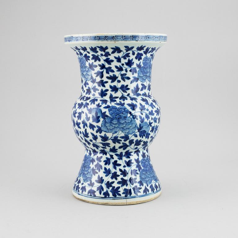 A large blue and white trumpet vase, Qing dynasty, 19th century.