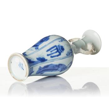 Two blue and white 'lange lisen' vases and a ewer, Qing dynasty, Kangxi (1662-1722).