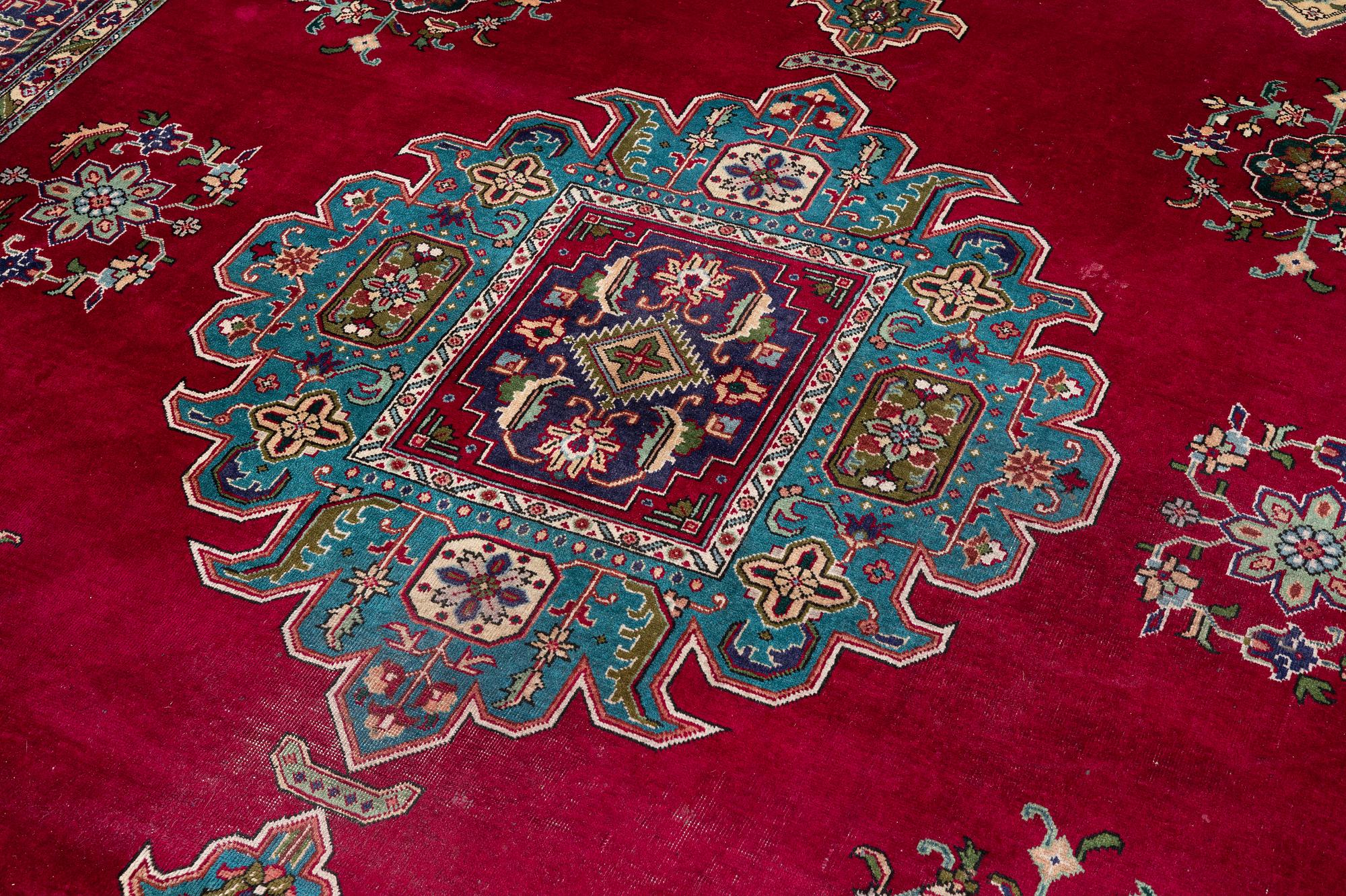 Carpet, Tabriz. Approx. 392 x 295 cm.