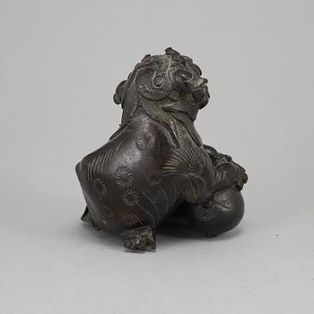 A bronze figure of a buddhist lion, Qing dynasty, circa 1900.