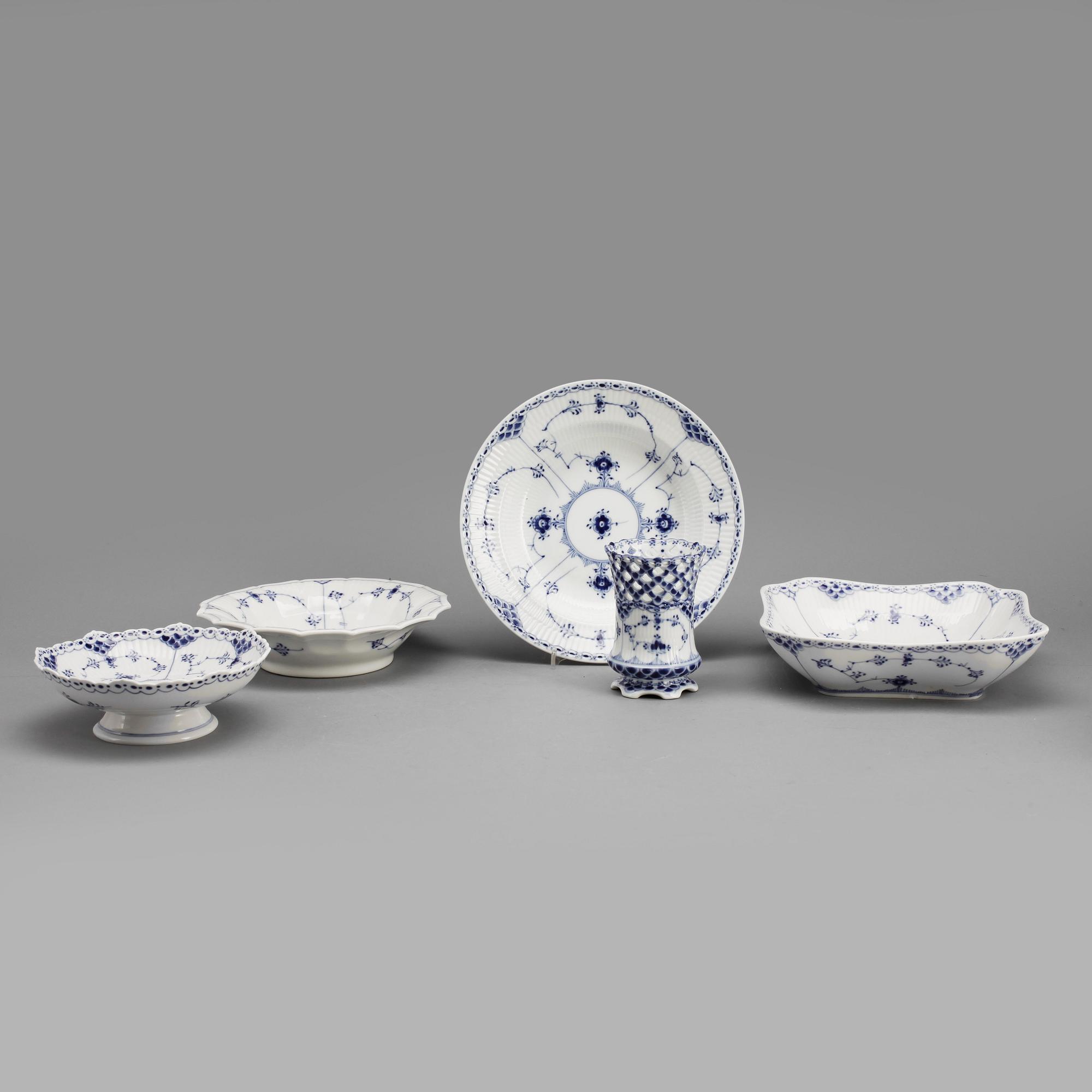 SERVISDELAR, 9st , porslin, "Musselmalet", Royal Copenhagen, 1900-talets andra hälft.