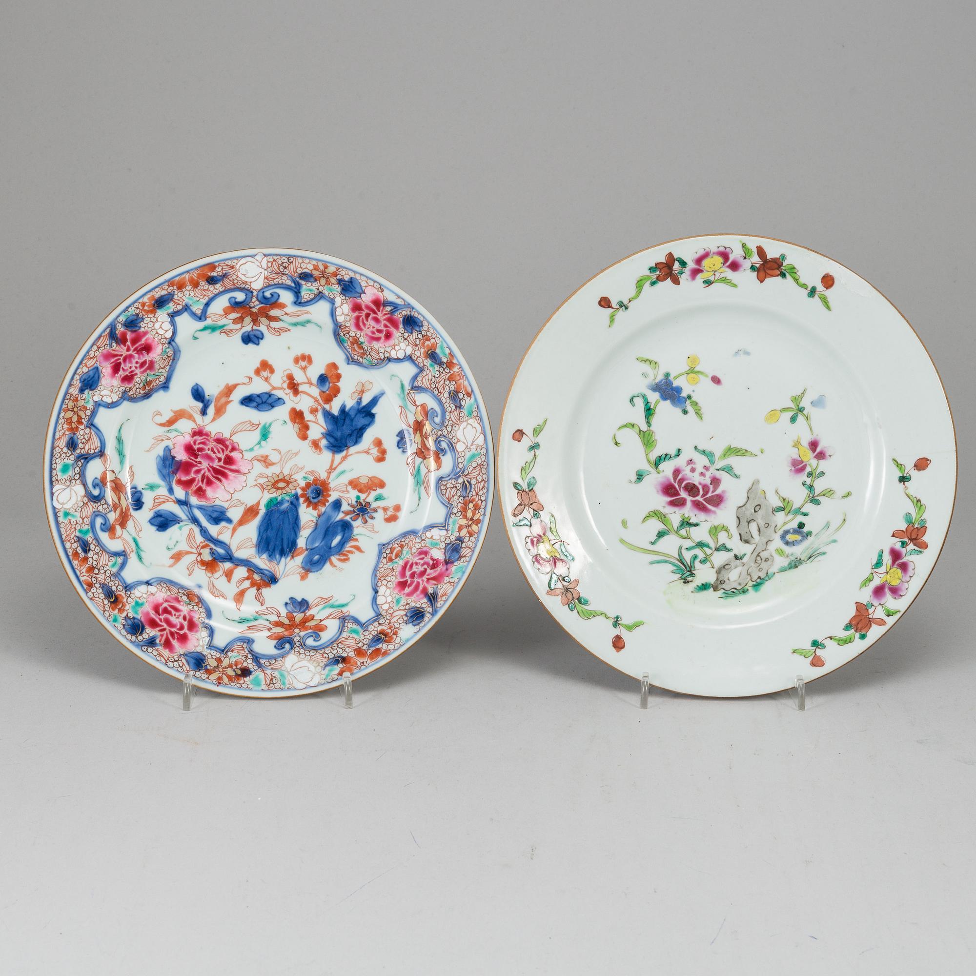 A group of four famille rose and blue and white plates, Qing dynasty, Qianlong (1736-95).