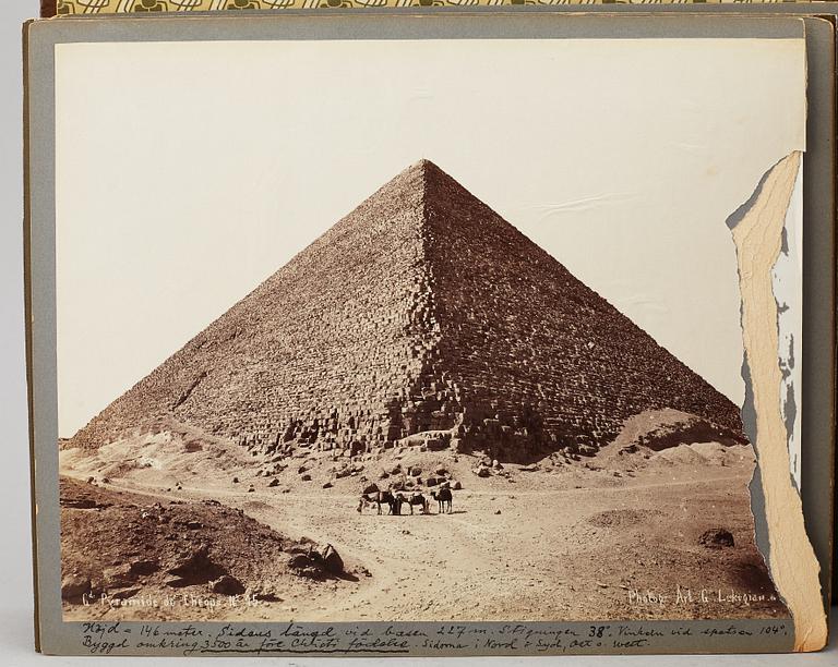 FOTOALBUM,   MEDELHAVSKRYSSNING 1905-06 MED KORVETTEN FREJA.