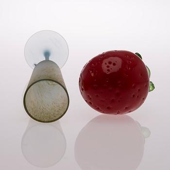 A stemmed glass vase of the Pro Arte Paletti-series and a glass strawberry signed O. Toikka Nuutajärvi. 1988-1992.