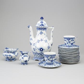 ROYAL COPENHAGEN, kaffeservis, 18 delar, porslin. "Musselmalet", Danmark.