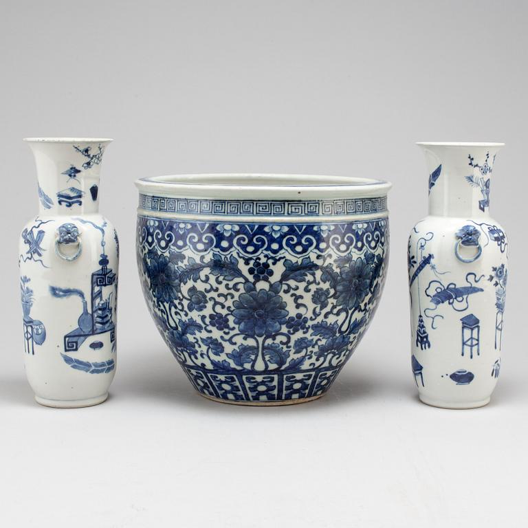 A pair of blue and white vases and pot, Qing dynasty, late 19th century.