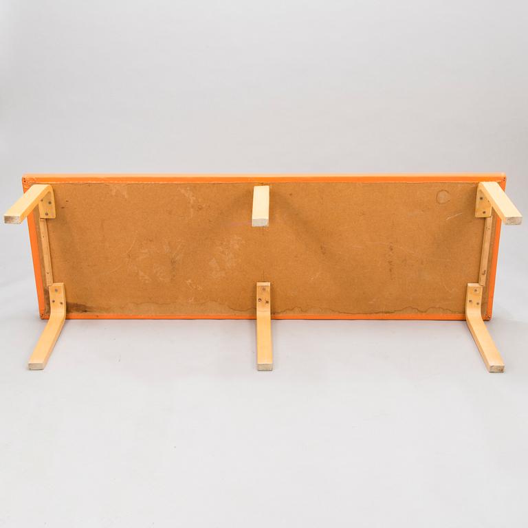 An Alvar Aalto bench/sofa model 168 produced by Artek 1960/70:s.