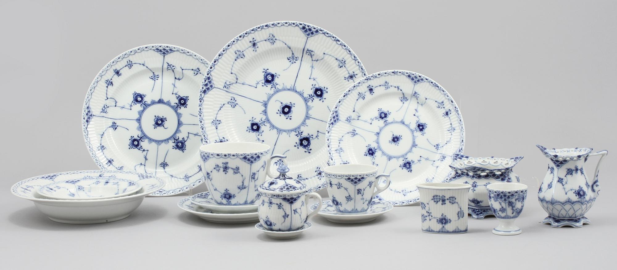 SERVISDELAR, 140 delar, "Musselmalet", porslin, Royal Copenhagen, 1900-talets andra hälft.