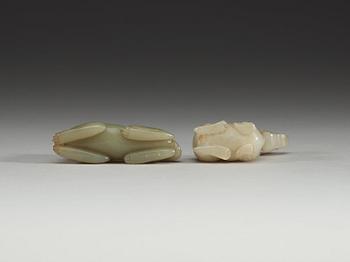 FIGURINER, två stycken, nefrit. Kina.