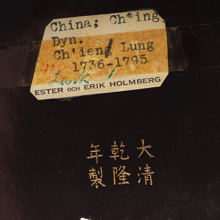 A box with cover, presumably Qing dynasty (1664-1912) with Qianlong mark.