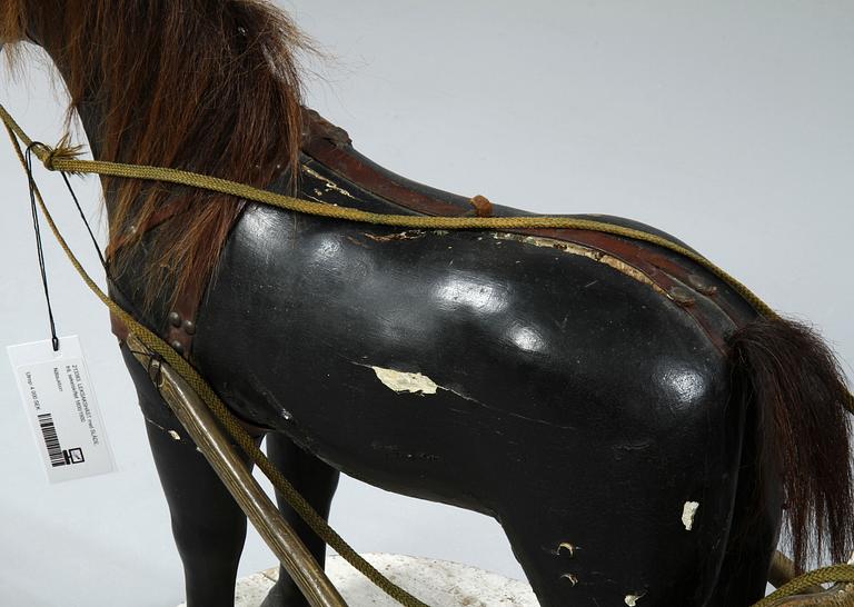 LEKSAKSHÄST med SLÄDE, trä, sekelskiftet 1800/1900.