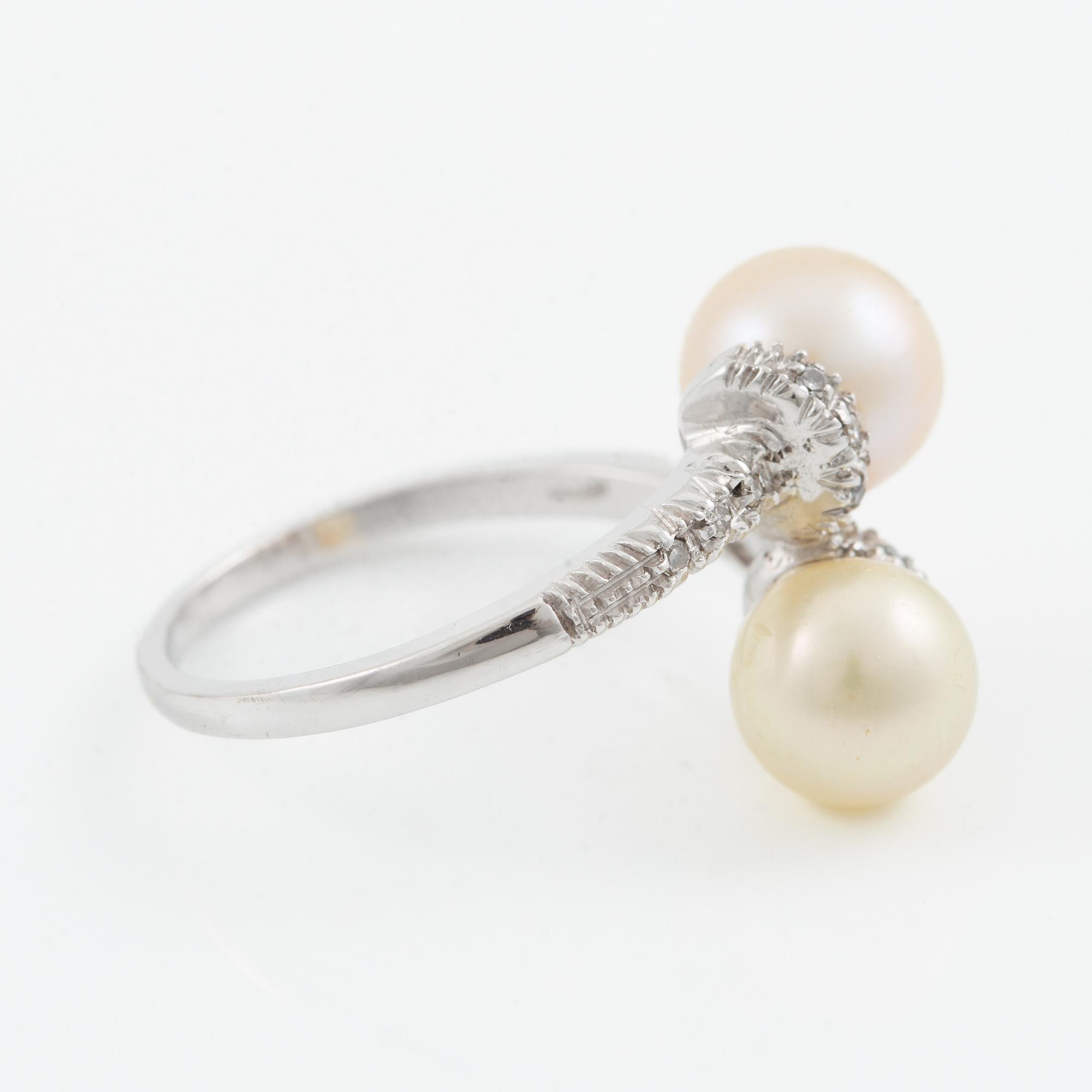 Ring in 18K white gold with pearls, one cultured and one imitation pearl, and eight-cut diamonds.