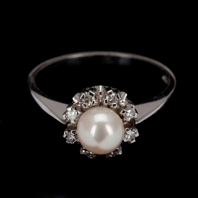 RING ja ÖRHÄNGEN, vitguld 14K, pärlor med briljantslipade diamanter. Vikt tot. 5,6 g.