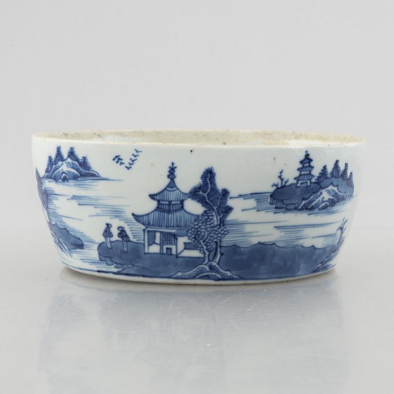 Four porcelain pieces, China, 19th and 20th century.