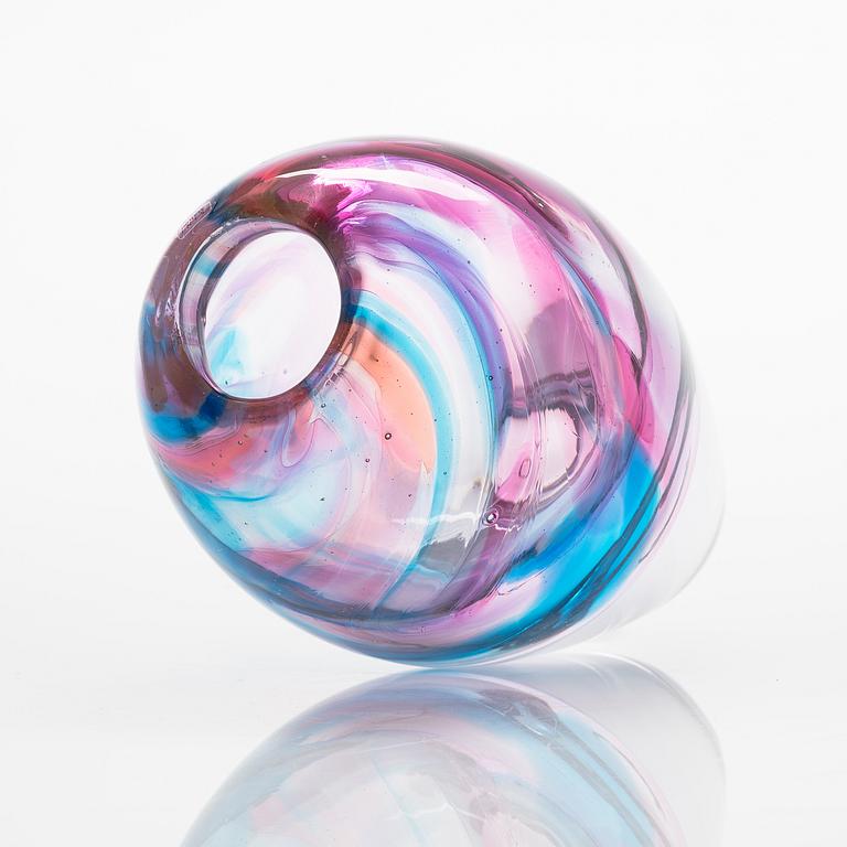 Sini Majuri, glasskulptur, "Jungle Chameleon/10", signerad Sini Majuri 2022, Glass Studio Mafka&Alakoski Riihimäki.