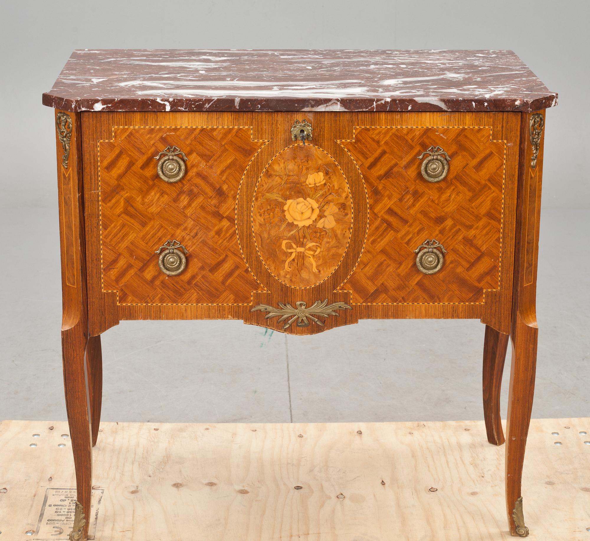 BYRÅ, gustaviansk stil. 1900-tal.