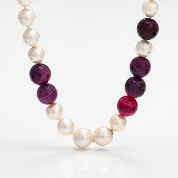 Pärlcollier, odlade pärlor och agatpärlor, 18K vitguld.