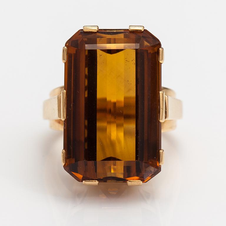 Oskar Pihl, An 18K gold cocktail ring with a citrine. A Tillander, Helsinki 1954.