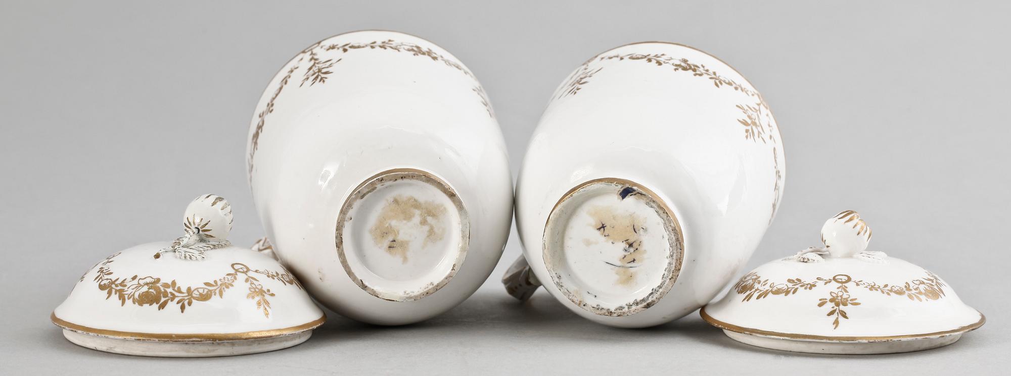 CREMEKOPPAR med lock, ett par, porslin, Stens period, Marieberg. 1769-1788.