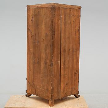 HÖRNSKÅP, senempire, 1800-talets mitt.