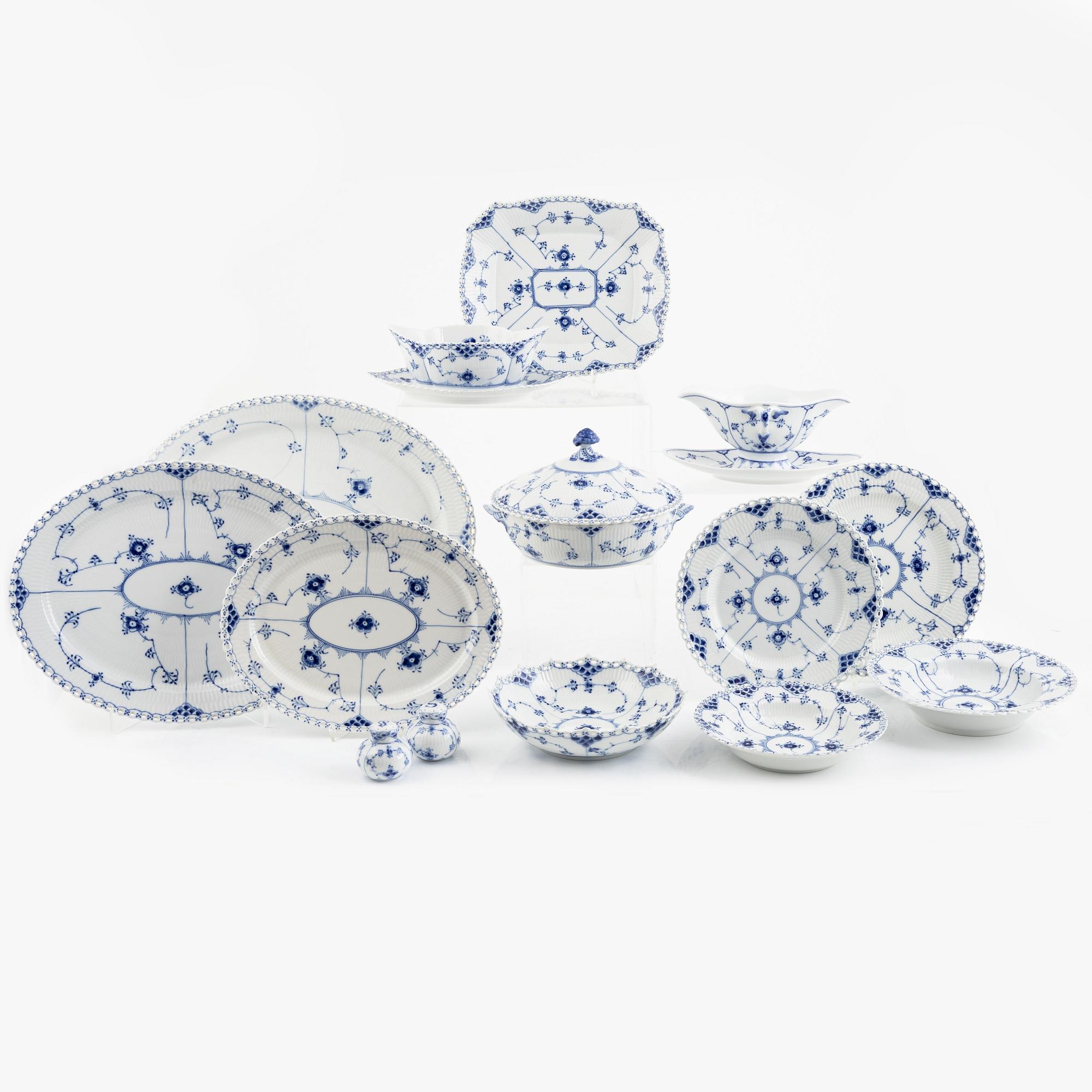 Servis, 45 delar, "Musselmalet", Royal Copenhagen, Danmark.