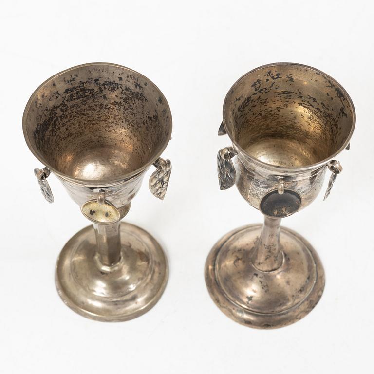 Skrammelbägare/supkalkar, 2 st snarlika, silver, Sverige, omkring år 1800.