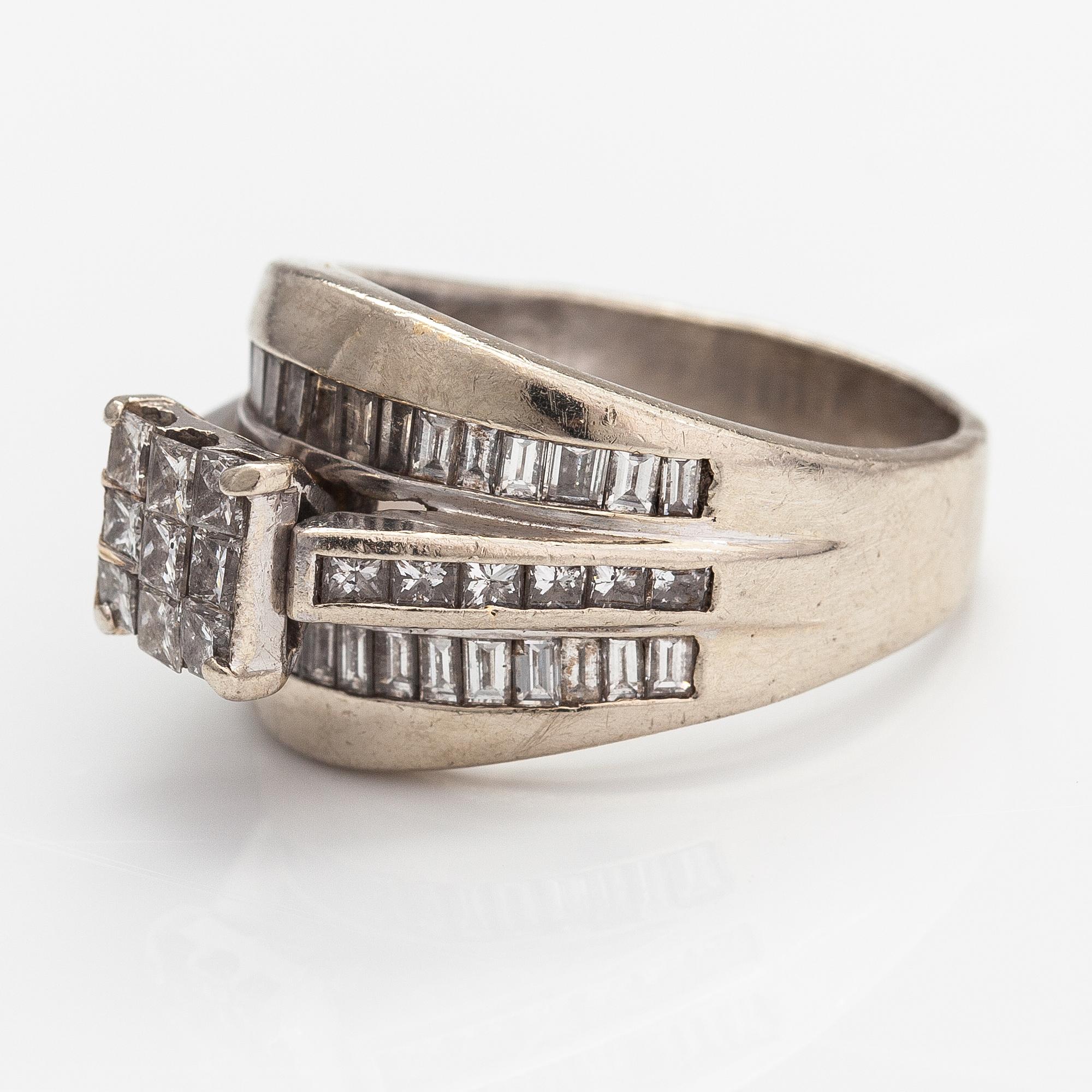 Ring, 14K vitguld, baguette- och princesslipade diamanter ca 1.90 ct tot.
