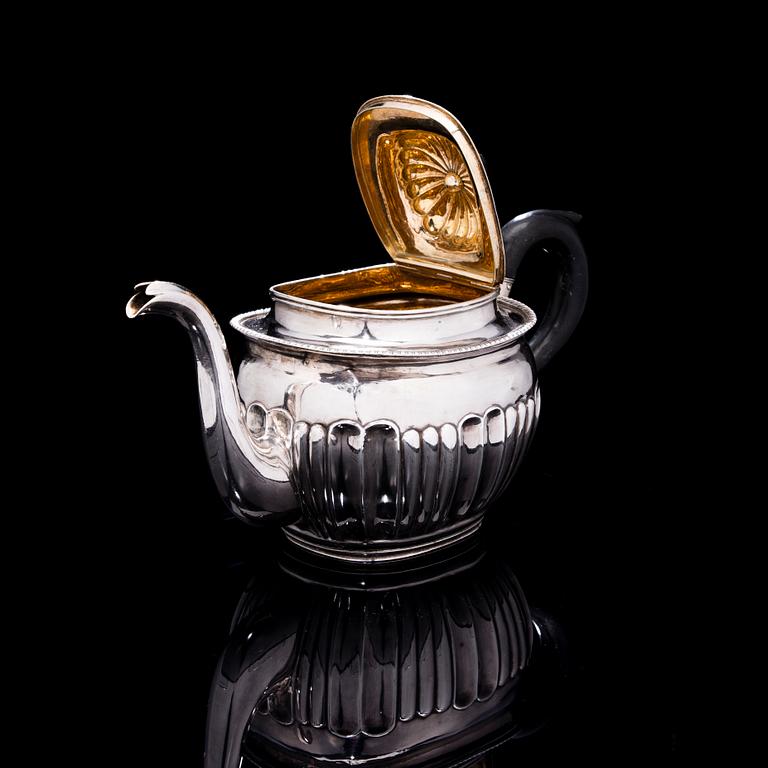 TEKANNA, silver, S:t Petersburg, ca 1820-30. Vikt 658,7 g.