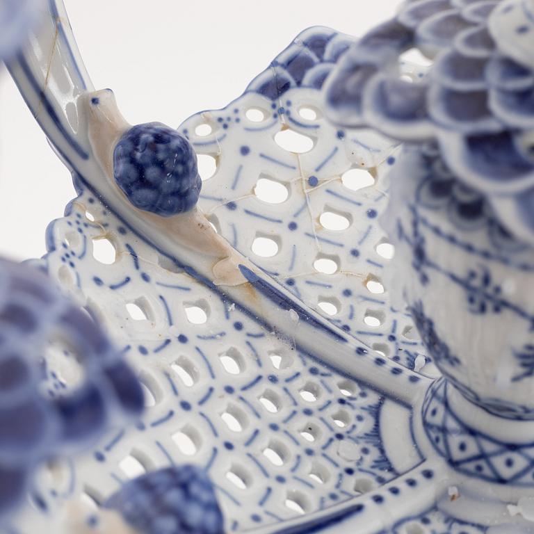 Royal Copenhagen, kandelaber, porslin, "Musselmalet Helblonde", modell 1006, Danmark, 1969-73.