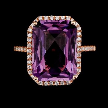 RING, 18K roséguld, diamanter tot ca 0.25 ct, ametist ca 7.85 ct.