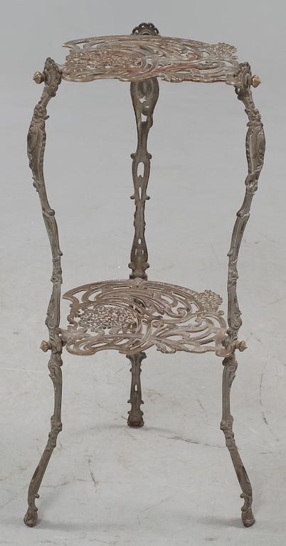 PIEDESTAL, jugend, vitmetall, 1900-talets första kvartal.