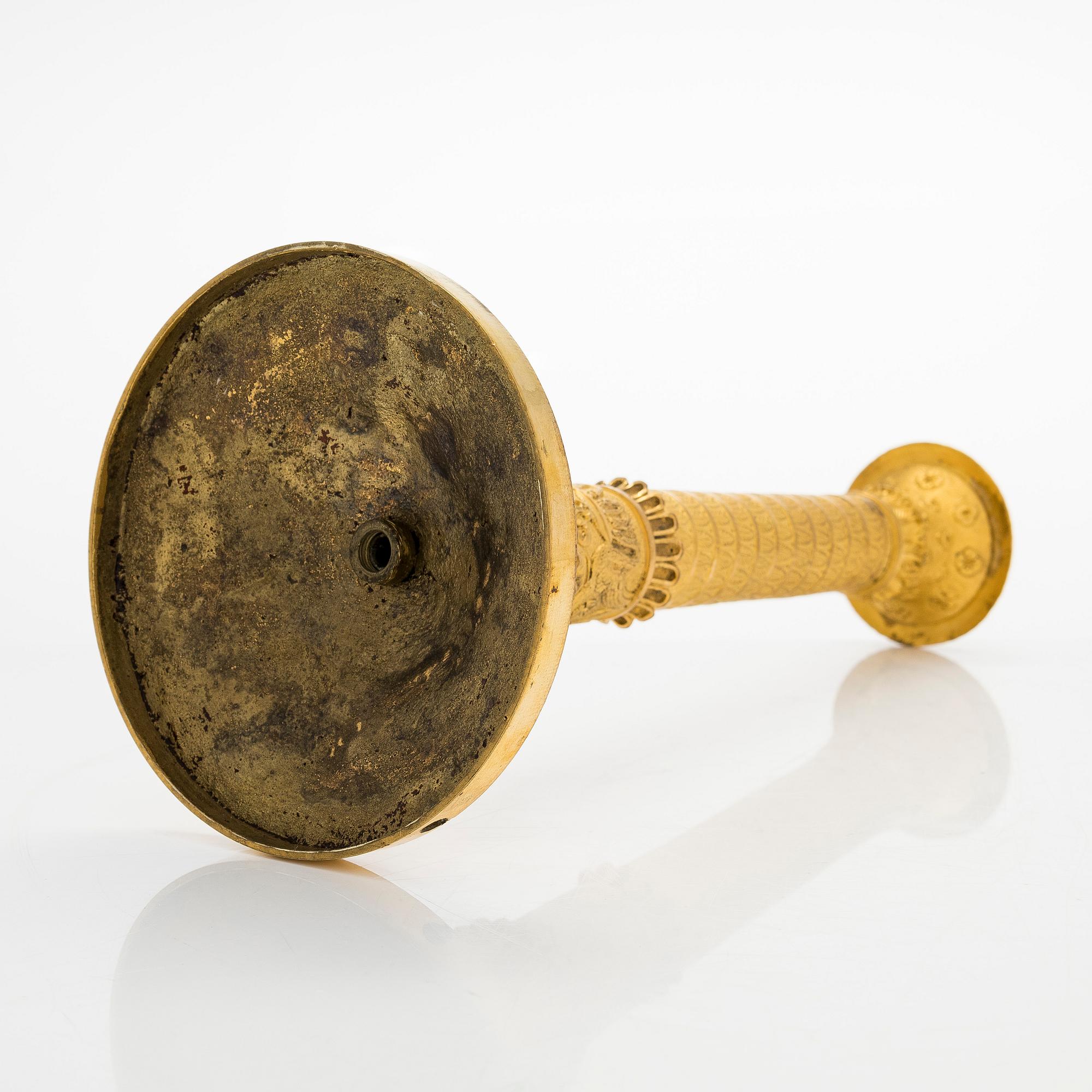 Kynttilänjalka muutettu pöytävalaisimeksi, 1800-luvun puoliväli.