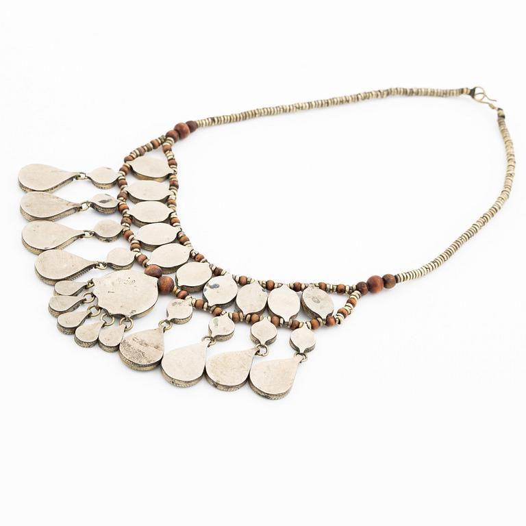 Necklace in white metal with blue and brown stone.