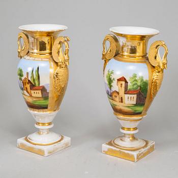 A pair porcelaine decorative vases, first half of the 19th century.