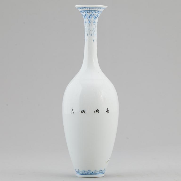 An Chinese eggshell porcelain vase, 1980/90s.